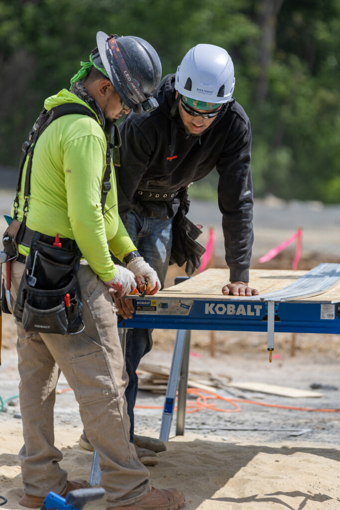 construction-workers-planning